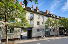 Strassenansicht Innenstadtlage! Dachgeschosswohnung mit Ausbaureserve und KFZ-Stellplatz